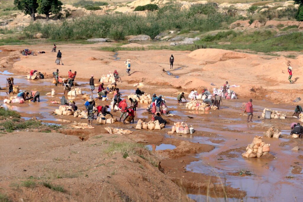 Traditional sapphire mining in southwest Madagascar during a roundtrip, featuring miners and gemstones.Madagaskar