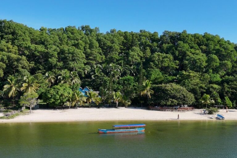 Vue drone de Manambato sur le canal Pangalanes – étape idyllique d’un circuit Est Madagascar, avec paysages tropicaux et culture locale