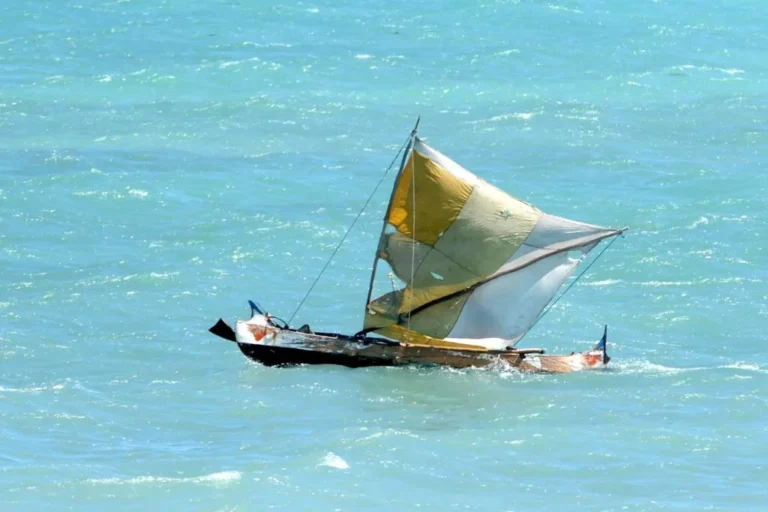 Traditionelles Fischerboot auf kristallklarem Wasser im Indischen Ozean vor Madagaskar – authentisches Insel- und Naturerlebnis auf einer Madagaskar-Reise mit MadaPlusTRAVEL