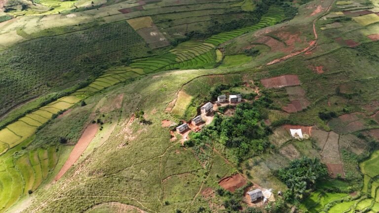 Paysage du haut plateau de Madagascar avec rizières et village traditionnel – impressions authentiques lors d’un circuit dans l’Ouest avec MadaPlus TRAVEL