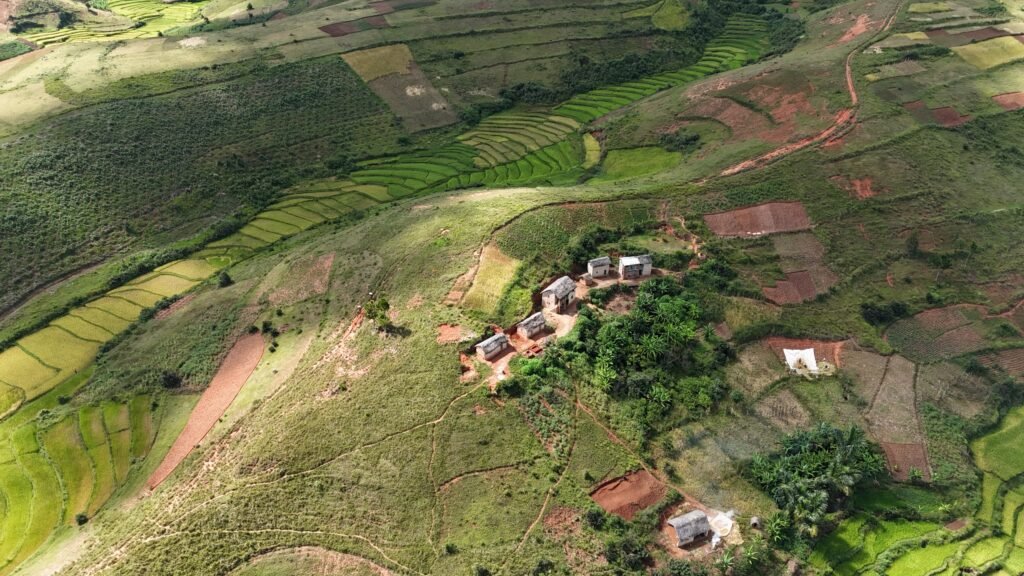 Landschaft im Hochland Madagaskars mit Reisterrassen und traditionellem Dorf – authentische Eindrücke einer West-Madagaskar-Rundreise – mit MadaPlus TRAVEL